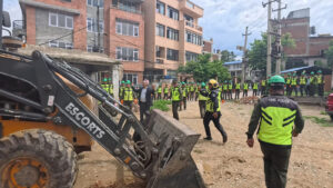 अख्तियारकी आयुक्त अमात्यको घरमा ललितपुरका मेयर आफैँ पुगेर चलाए डोजर