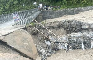 मेलम्चीको बाढीले बेलीब्रिज बगाउने खतरा