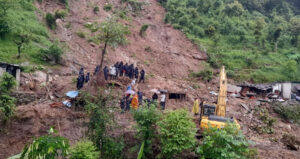 बाढीले घर बगाउँदा तीन बालबालिका माटोमा पुरिए, एक जना बेपत्ता