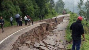 अविरल वर्षा हुँदा भोजपुरमा सडक भासियो