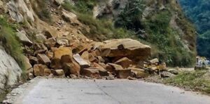 मौवाखोलामा पहिरो खस्दा पृथ्वी राजमार्ग अवरुद्ध