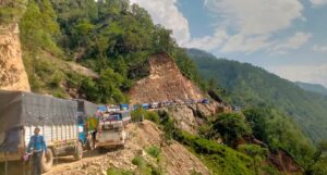 पहिरो खसेपछि मध्यपहाडी लोकमार्गको रुकुम खण्ड अवरुद्ध