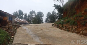 भाँडी खोला क्षेत्रस्थित मेची राजमार्ग अवरुद्ध