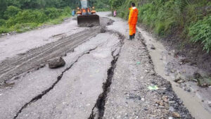 दाउन्नेमा सडक भासिए यातायात सञ्चालनमा रोक