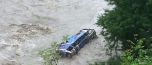 आज बिहानै त्रिशूलीमा दुई बस खस्यो