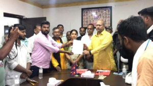 कमला नदीमा पुल निर्माणको माग गर्दै मधेसका मुख्यमन्त्री सिंहलाई ज्ञापनपत्र