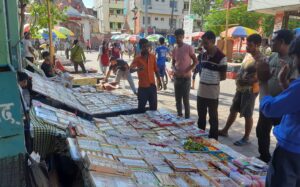 ‘रेडिमेड’ले विस्थापित ग¥यो हातले बुन्ने राखी