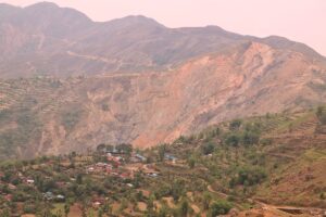 ‘गाउँको शिरमा भिर छ, कतिबेला खस्ने हो राम्चेगाउँवासीलाई पिर छ’