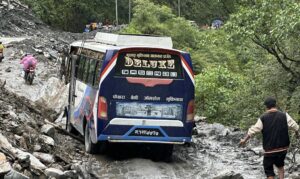 बेनी–जोमसोम–कोरला सडकः सिरुबारीको पहिरोमा दुर्घटनाको जोखिम