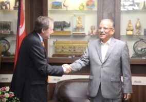 प्रचण्डलाई भेटेर बेलायती राजदूतले भने- शान्ति प्रकियाको पूर्णतामा सहयोग गर्छौँ