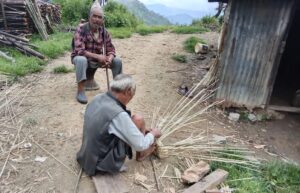 संरक्षणको अभावमा लोप हुँदै थुन्से बुन्ने पेसा