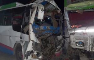 बस र ट्रक ठोक्किँदा १० यात्रु घाइते