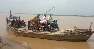 तटीय क्षेत्रका नागरिकलाई नदी तर्न डुङ्गाकै भर