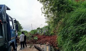 पहिराेले अवरुद्ध अरनिको र हेलम्बु राजमार्गमा सवारी सुचारु