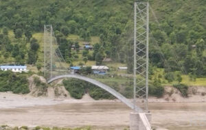 झोलुङ्गे पुल बनेपछि डुङ्गा चढेर सुनकोशी नदी वारपार गर्नुपर्ने बाध्यता अन्त्य