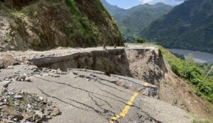दाउन्नेमा भासिएको सड्कको दुईतर्फी सञ्चालनमा