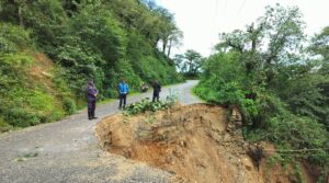 मङ्गलसेन–ठाटीखाँद सडकखण्ड पहिरोले अवरुद्ध