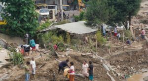 बचेखुचेको सामान व्यवस्थापनमा जुट्दै ललितपुरका बाढीपीडित