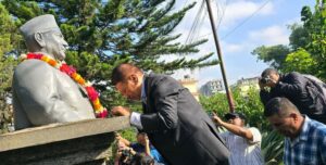 उपप्रधानमन्त्री सिंहद्धारा लौहपुरुष सिंहको सालिकमा माल्यार्पण