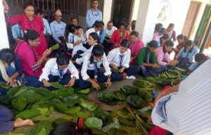 सामुदायिक विद्यालयले विद्यार्थीलाई टपरी र चकटी बनाउने सीप सिकाउँदै