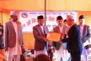 प्रधानमन्त्रीद्वारा निजामती कर्मचारीलाई पुरस्कार प्रदान