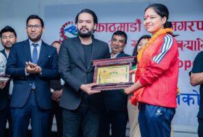 काठमाडौँ महानगरपालिकाद्वारा पलेशालाई नगद पाँच लाखसहित सम्मान
