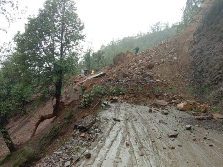 पहिराबाट विभिन्न स्थानका सडक अवरुद्ध