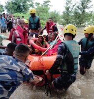 सर्लाहीमा सशस्त्र प्रहरीद्वारा बाढीमा फसेका १० जनाको उद्धार