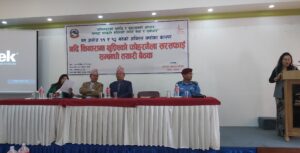 बाढीपहिरोले नदी किनारामा थुपारेको फोहर सफा गर्दै ललितपुर महानगर