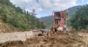 बिपी राजमार्गमा प्रहरीद्वारा सवारी सञ्चालनमा रोक