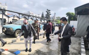 सिँचाइमन्त्री खड्का सरसफाइ अभियानमा सहभागी