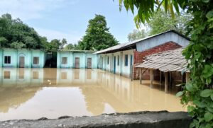 बाढीले पुस्तक बगायो, स्कुल डुबायो पढ्ने कसरी ?