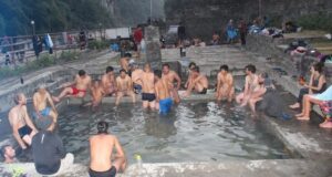 मुस्ताङ यात्राको थकान मेटाउने भुरुङ्ग तातोपानी