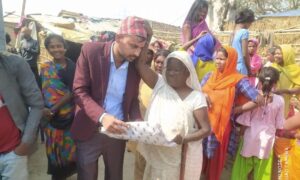 दुर्गापूजाका साडी मुसहर महिलालाई प्रदान