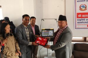 मुख्यमन्त्री लामाद्वारा चन्द्रागिरि नगर अस्पताललाई ‘भेन्टिलेटर’ हस्तान्तरण