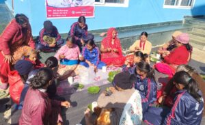 बालबालिकालाई दुनाटपरी बनाउन सिकाउँदै ज्येष्ठ नागरिक