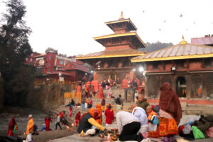 काठमाडौंको गोकर्णेश्वरमा श्राद्ध गर्नेहरुको भिड (तस्बिरहरू)