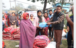 सर्लाहीका विपन्न मुसहर बस्तीका सुत्केरी र बच्चालाई न्यानो कपडा र खाद्यान्न वितरण