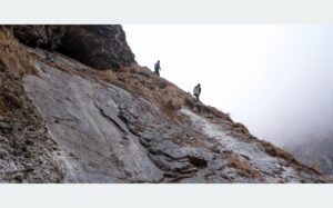डोरीमा झुण्डीएर जोखिमपूर्ण यात्रा गर्नुपर्ने बाध्यता