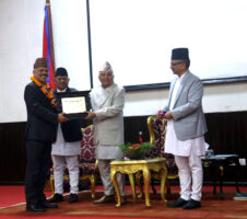 राष्ट्रपतिद्वारा वरिष्ठ पत्रकार दाहाल सम्मानित