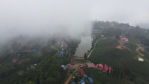 ‘… कुहिरोको घुम्टोले अन्तु डाँडा छोपिँदा’ (फोटो फिचर)