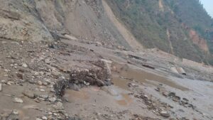 आठ घण्टादेखि बिपी राजमार्ग अवरुद्ध, बेपत्ता महिलाको खोजी गरिँदै