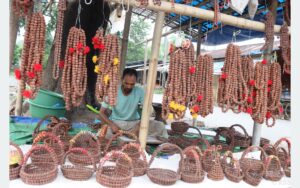 ‘विदेशमा दुःख गर्नुभन्दा रुद्राक्षका सामग्री बनाएर बिक्री गर्न सजिलो’