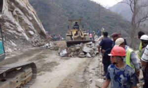 चाडपर्वलाई लक्षित गरी मुग्लिन-मलेखु सडक मर्मत गरिँदै