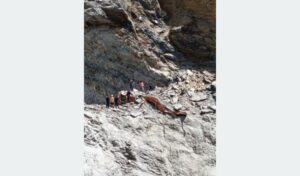 सडक खन्ने क्रममा पहिरोमा पुरिएर एक्साभेटर चालकको मृत्यु