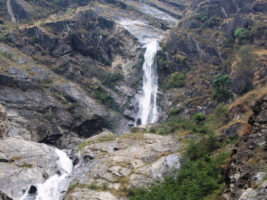 महभिर झरना : पर्यटकको मन रमाउने जलधारा