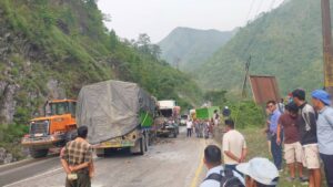 नारायणगढ-मुग्लिन सडकखण्डमा दुई ट्रक ठोक्किदा सात घाइते