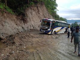 छ स्थानमा राजमार्ग अवरुद्ध, चार ठाउँमा एकतर्फी यातायात सञ्चालन
