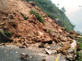 सुक्खा पहिराले बेनी–जोमसोम सडकमा आवतजावत रोकियो