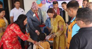 अभिभावकविहीन बालबालिकालाई दसैँमा नयाँ लुगा